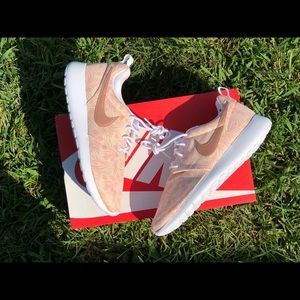 Nike Roshe Run • Sz 7Y = Women’s sz 8.5